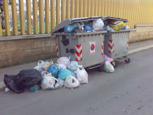 Immondizia sparsa ad Andria