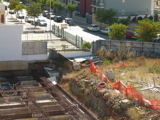 Cantiere Fantasma - Recinzione Divelta e Ferri Sporgenti