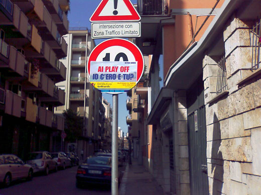 Segnale stralale imbrattato
